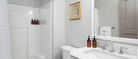 Douche, séchoir à cheveux, serviettes fournies, savon