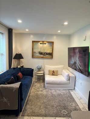 Living area - Cozy 1-bedroom condo in fabulous Boston with AC (Boston)