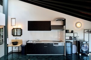 Frigorífico, microondas, horno y placa de cocina