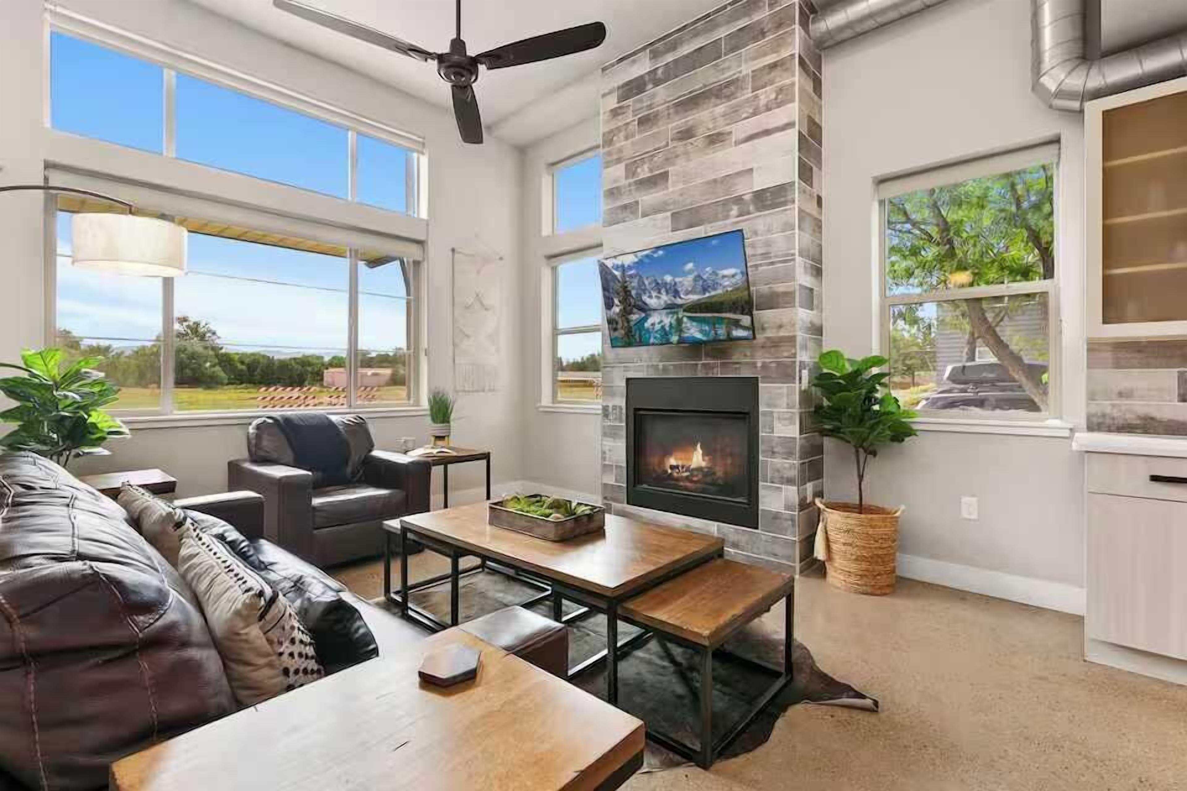 Tv, eldstad och kontor