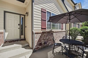 Outdoor dining - Modern Organic Townie | King Bed & Jacuzzi Tub (Fort Collins)