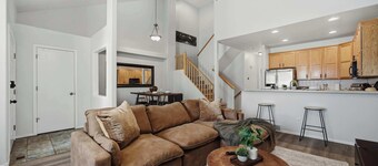 Modern Organic Townie | King Bed & Jacuzzi Tub