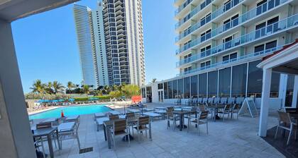 Beautiful Oceanfront Studio in Marco Polo Sunny Isles Beach