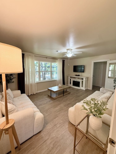 Cozy & Charming Stay Min from Hobby, NRG, Downtown, NASA