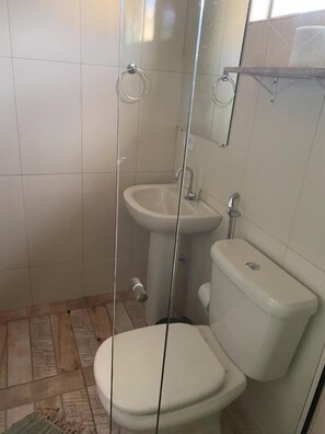 Habitació amb dos llits individuals estàndard, balcó, vistes a la muntanya | Bany