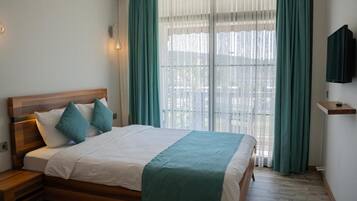 Doppelzimmer, Balkon, Blick auf den Jachthafen | Schallisolierte Zimmer, kostenloses WLAN, Rollstuhlgeeignet