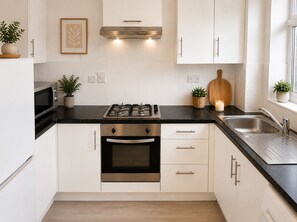 Private kitchen - Stylish Vauxhall Apartment | 5 Min Walk to Tube (London)