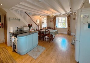 Private kitchen - Stunning Swaledale views, an enclosed dog-friendly garden and peaceful outdoor seating make Moorview (Richmond)