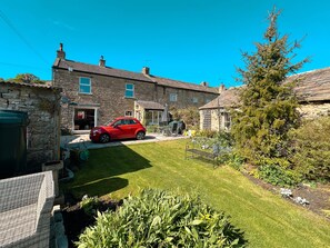 Exterior - Stunning Swaledale views, an enclosed dog-friendly garden and peaceful outdoor seating make Moorview (Richmond)