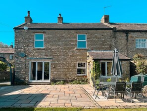 Outdoor dining - Stunning Swaledale views, an enclosed dog-friendly garden and peaceful outdoor seating make Moorview (Richmond)