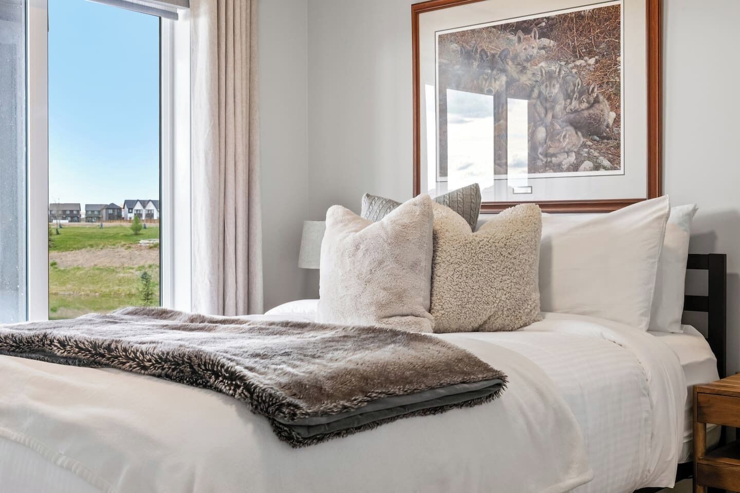 Desk, travel cot, WiFi, bed sheets