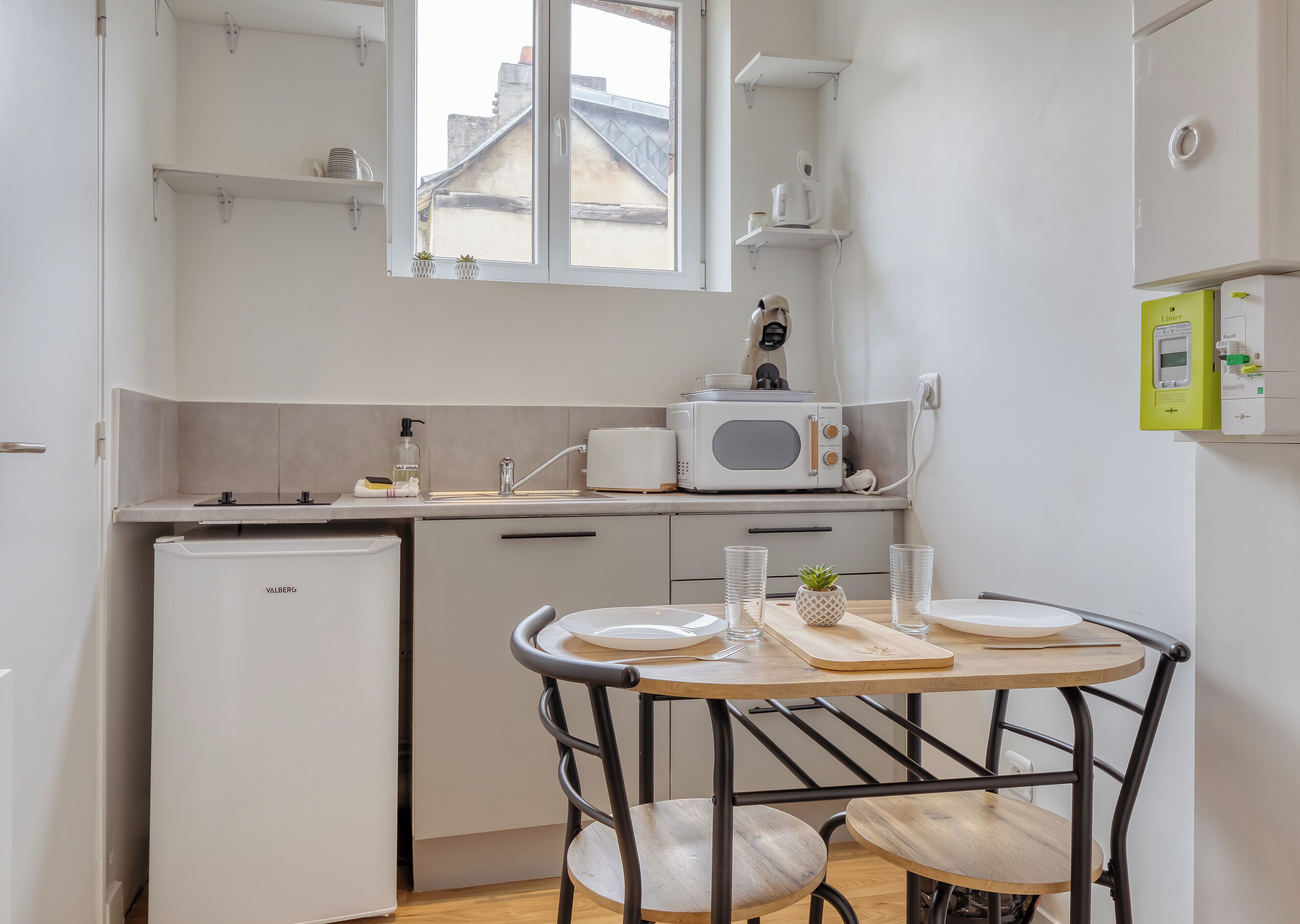 Frigorífico, microondas, placa de cocina y cafetera o tetera