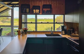 Fridge, dishwasher, coffee/tea maker, cookware/dishes/utensils - Nice home in Storvorde with WiFi (Storvorde)