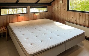 2 bedrooms, travel cot, free WiFi - Nice home in Storvorde with WiFi (Storvorde)
