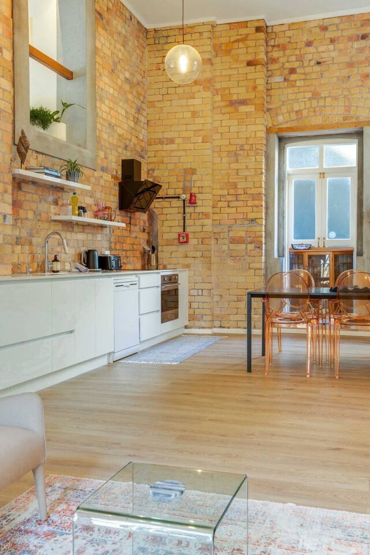 Coffee/tea maker, fridge, oven, stovetop