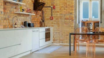 Coffee/tea maker, fridge, oven, stovetop