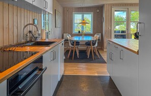 Wasserkocher mit Kaffee-/Teezubehör, Kühlschrank, Mikrowelle, Herdplatte