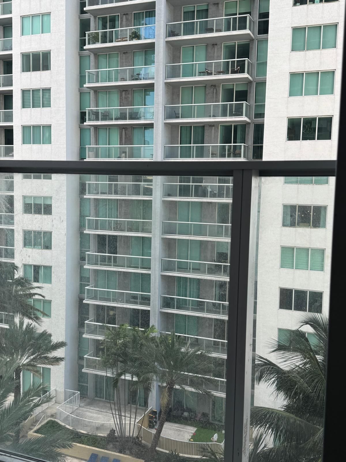 Un immeuble à plusieurs étages doté de balcons et de grandes fenêtres.