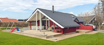 Beautiful home in Juelsminde with WiFi