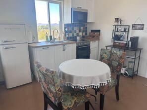 Private kitchen - Sonoran Desert Retreat • 360° Mountain Views (Tucson)