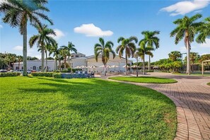 Property grounds - Luxurious Designer Condo with Full Gourmet Kitchen & Lake Views, 5 min to Beach! (Pelican Marsh)