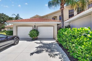 Property grounds - Luxurious Designer Condo with Full Gourmet Kitchen & Lake Views, 5 min to Beach! (Pelican Marsh)