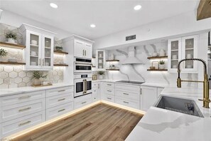 Private kitchen - Luxurious Designer Condo with Full Gourmet Kitchen & Lake Views, 5 min to Beach! (Pelican Marsh)