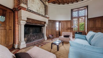 TV, fireplace, table tennis, books