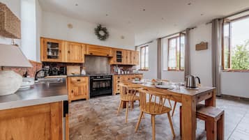 Coffee/tea maker, fridge, microwave, oven