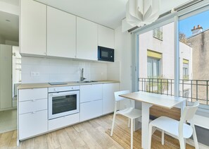 Refrigerador, microondas, horno, placa de cocina