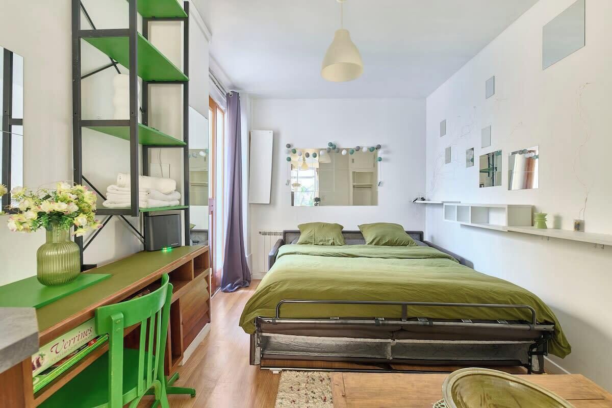 Travel cot, WiFi, bed sheets