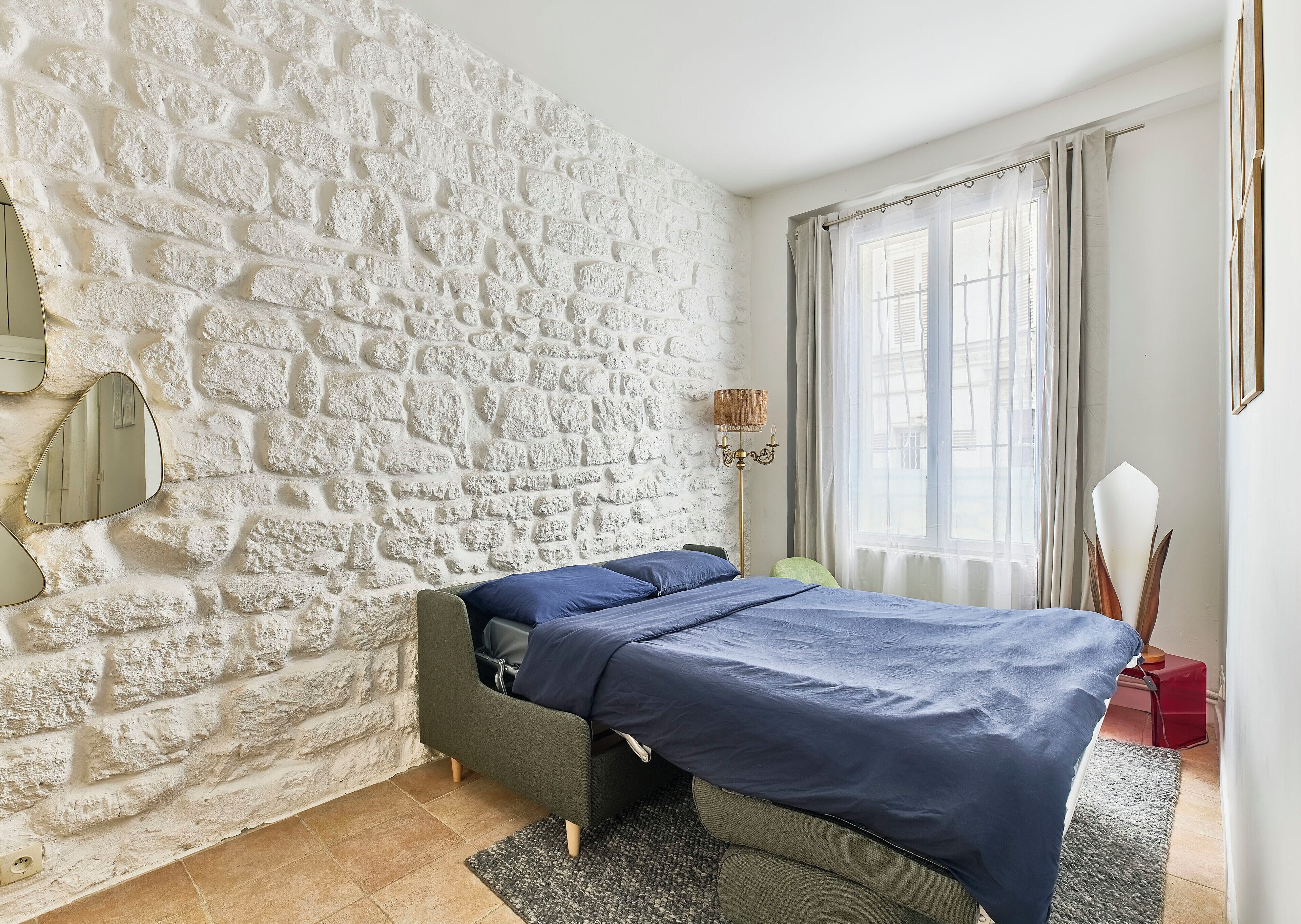 Tabla de planchar con plancha, cuna de viaje, wifi y ropa de cama 