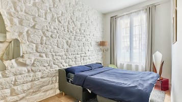 Tabla de planchar con plancha, cuna de viaje, wifi y ropa de cama