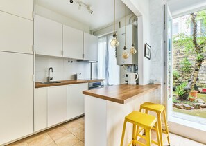 Refrigerador, microondas, horno y cafetera y tetera 