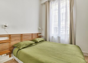 Tabla de planchar con plancha, cuna de viaje, wifi y ropa de cama 