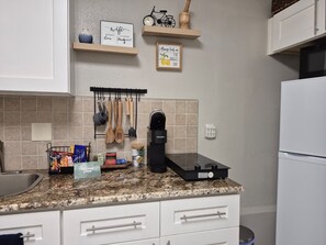 Réfrigérateur, micro-ondes, plaque de cuisson, cafetière/bouilloire