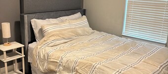 Tranquil 1-bedroom apartment with AC in cozy Alvin
