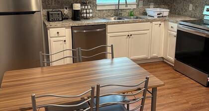 Tranquil 1-bedroom apartment with AC in cozy Alvin
