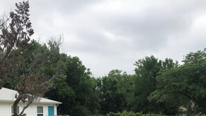 Property grounds - Tranquil 1-bedroom apartment with AC in cozy Alvin (Alvin)