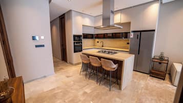 Luxe appartement, 2 slaapkamers, uitzicht op heuvels | Privékeuken | Een magnetron, een oven, een kookplaat