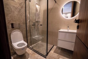 Appartement Luxe, 1 chambre, vue colline | Salle de bain | Douche, sèche-cheveux, serviettes fournies, savon