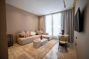 Appartement Luxe, 1 chambre, vue colline | Coin séjour