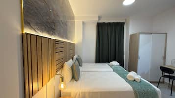 Comfort kamer, 1 twee- of 2 eenpersoonsbedden, en-suite badkamer | Een kluis op de kamer, een laptopwerkplek, geluiddichte muren