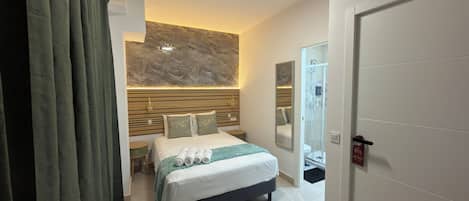 Deluxe Double Room, Ensuite | In-room safe, laptop workspace, soundproofing, iron/ironing board