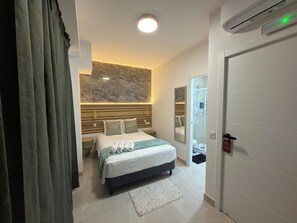 Deluxe Double Room | In-room safe, laptop workspace, soundproofing, iron/ironing board - Hotel Boutique Traveler 360 (Madrid)
