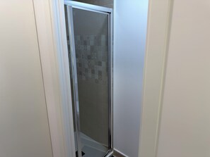 Kahden hengen comfort-huone | Kylpyhuone | Hiustenkuivaaja, pyyhkeet, saippua, sampoo