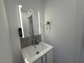 Comfort Double Room | Bathroom | Hair dryer, towels, soap, shampoo - Hotel Boutique Traveler 360 (Madrid)