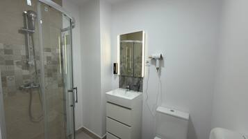 Quarto triplo superior | Banheiro | Secador de cabelo, toalhas de banho, sabonete, shampoo