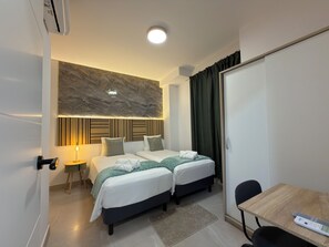 In-room safe, laptop workspace, soundproofing, iron/ironing board - Hotel Boutique Traveler 360 (Madrid)