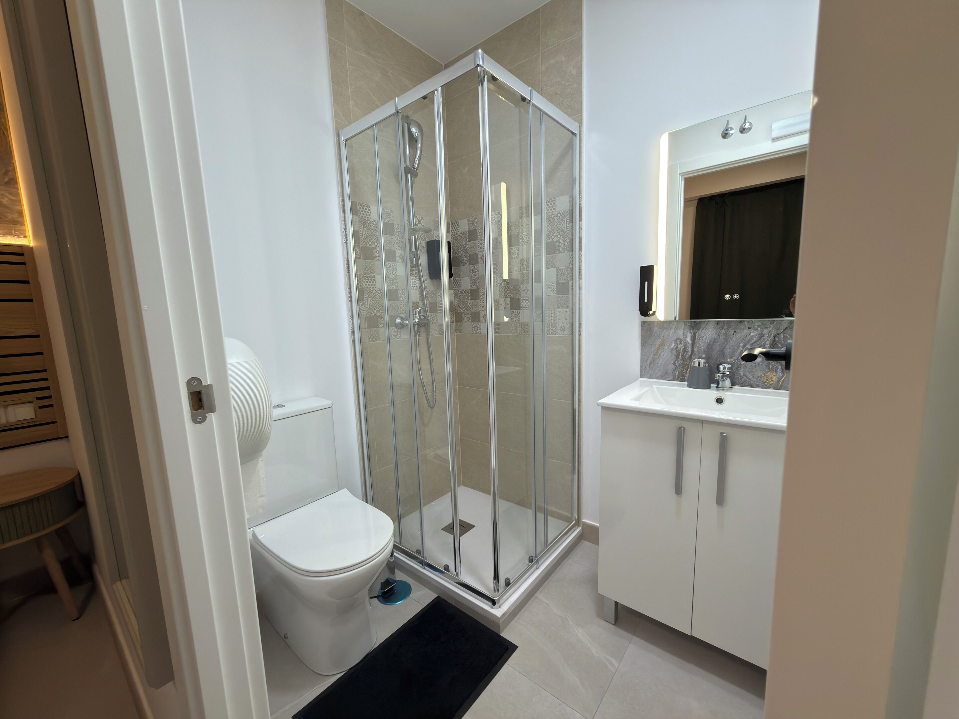 Deluxe tweepersoonskamer | Badkamer | Een haardroger, handdoeken, zeep, shampoo